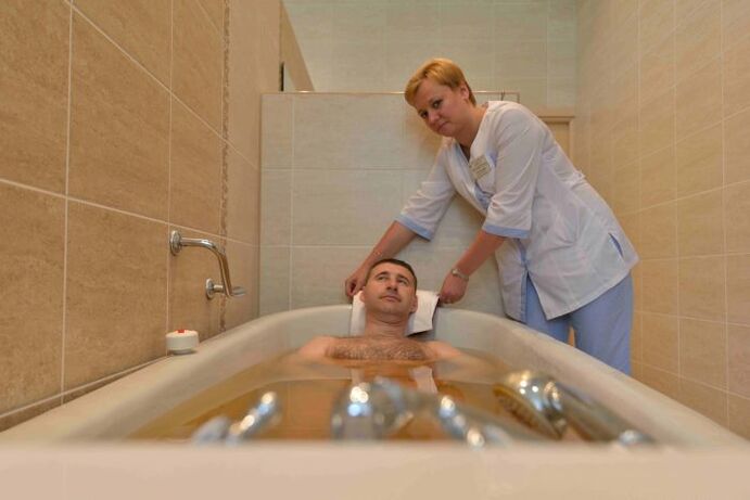 вземане на иглолистна вана от мъж, за лечение на простатит